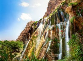 1600842-آبشار-مارگون-در-ایران-نمایی-از-آبشار-بلند-احاطه-شده-کوه-ها-و-تنه-سپیدان-استان-شیراز-ایران